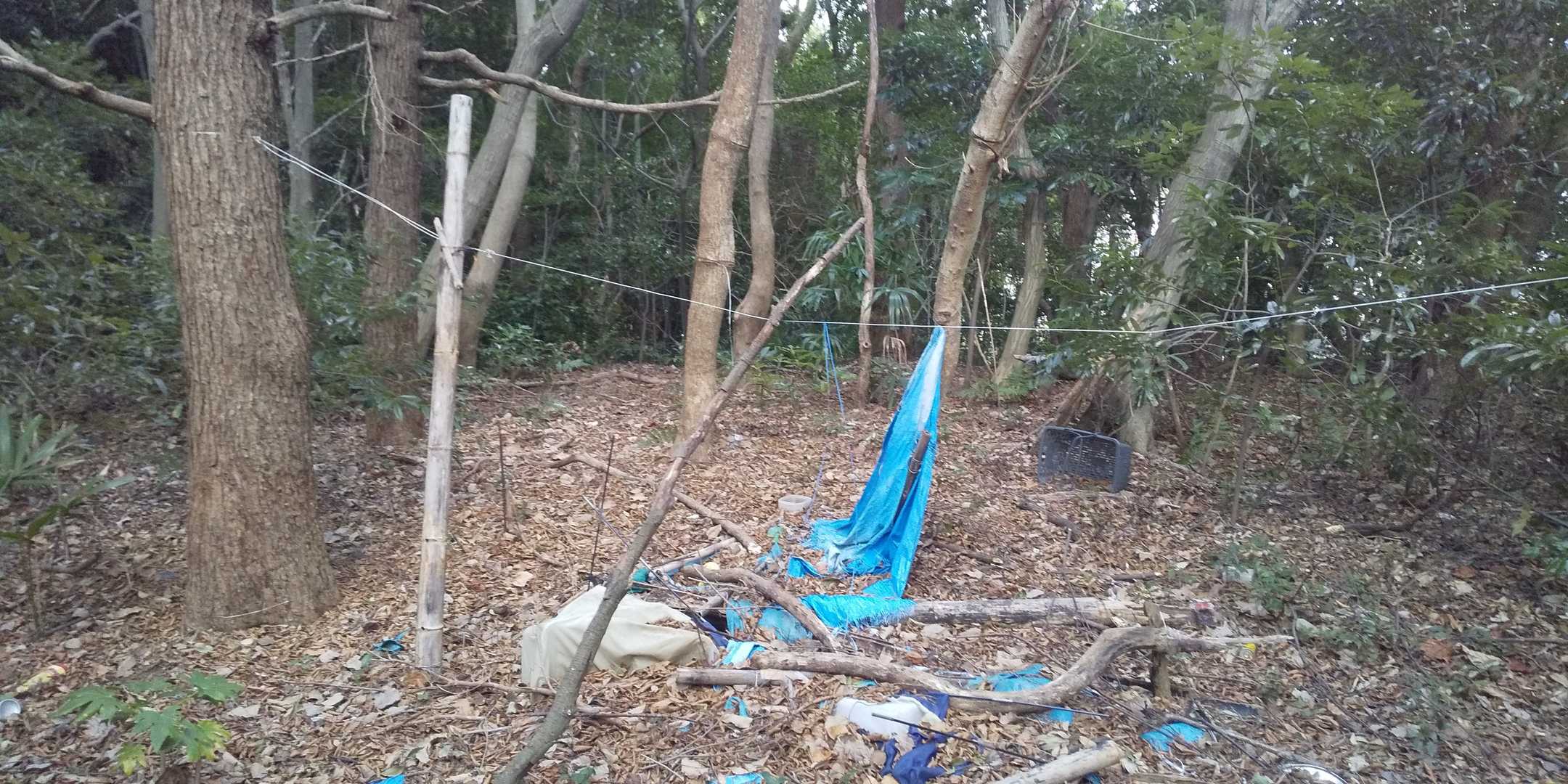 これは…
黒崎IC近くの「豊前坊山」の山頂付近でも見られたホームレスが住んでいたような跡地だなぁ。

人骨とか発見したくないので、近寄らないことにしよう…。
