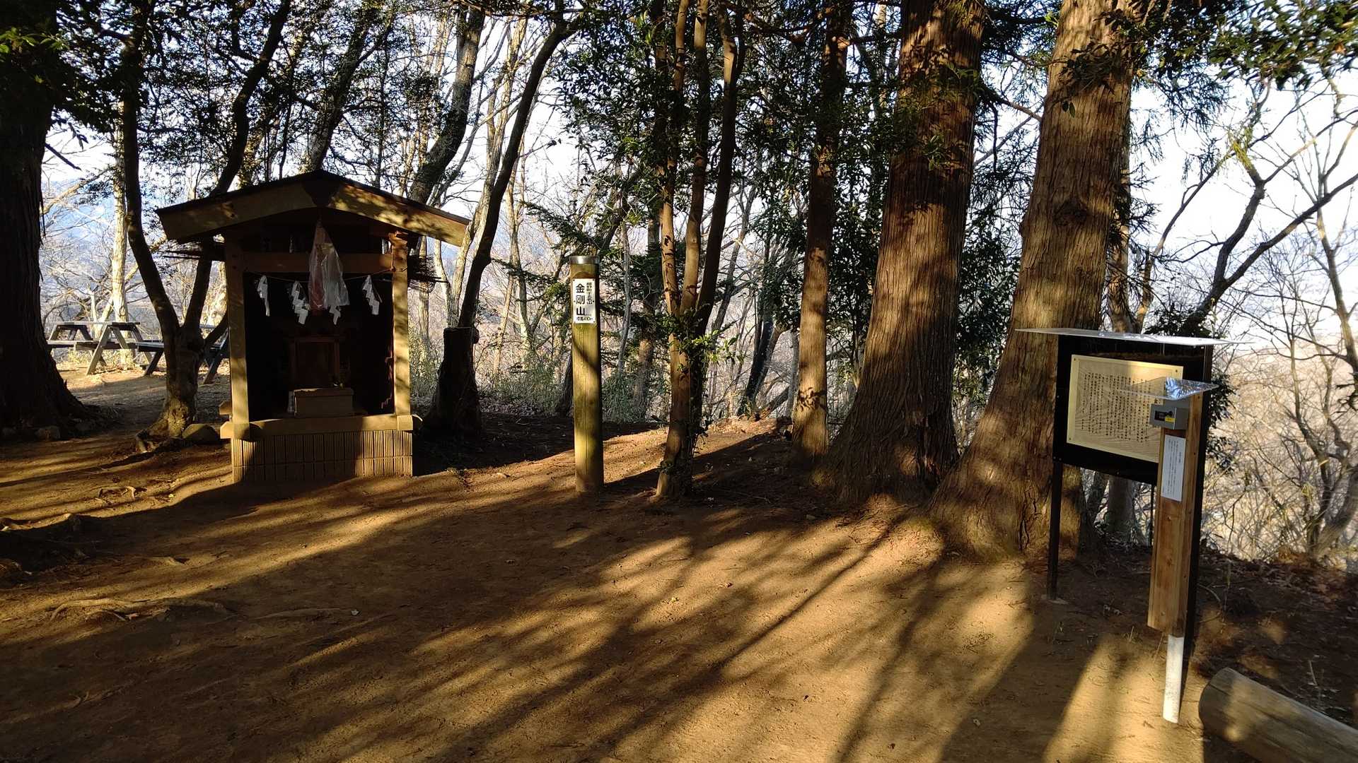 金剛山着。この日、「金剛山」と名の付く山は三つありました。
この神社はインターホンがある（笑）