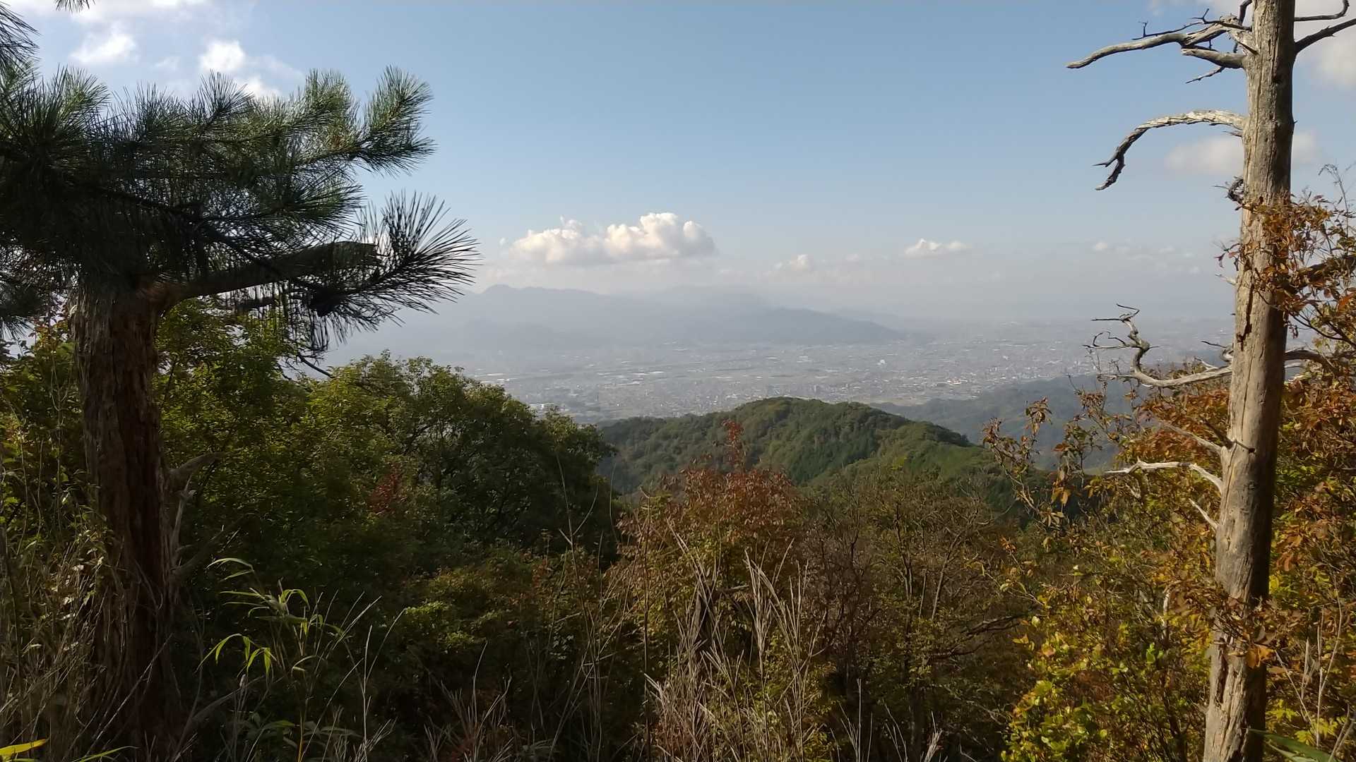 薄っすらと皿ヶ嶺連峰
映ってませんが右側に障子山等が望めます。