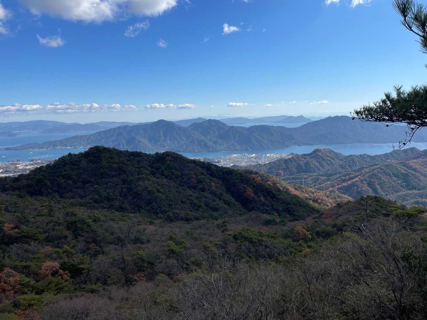 宮島が正面に見えます。