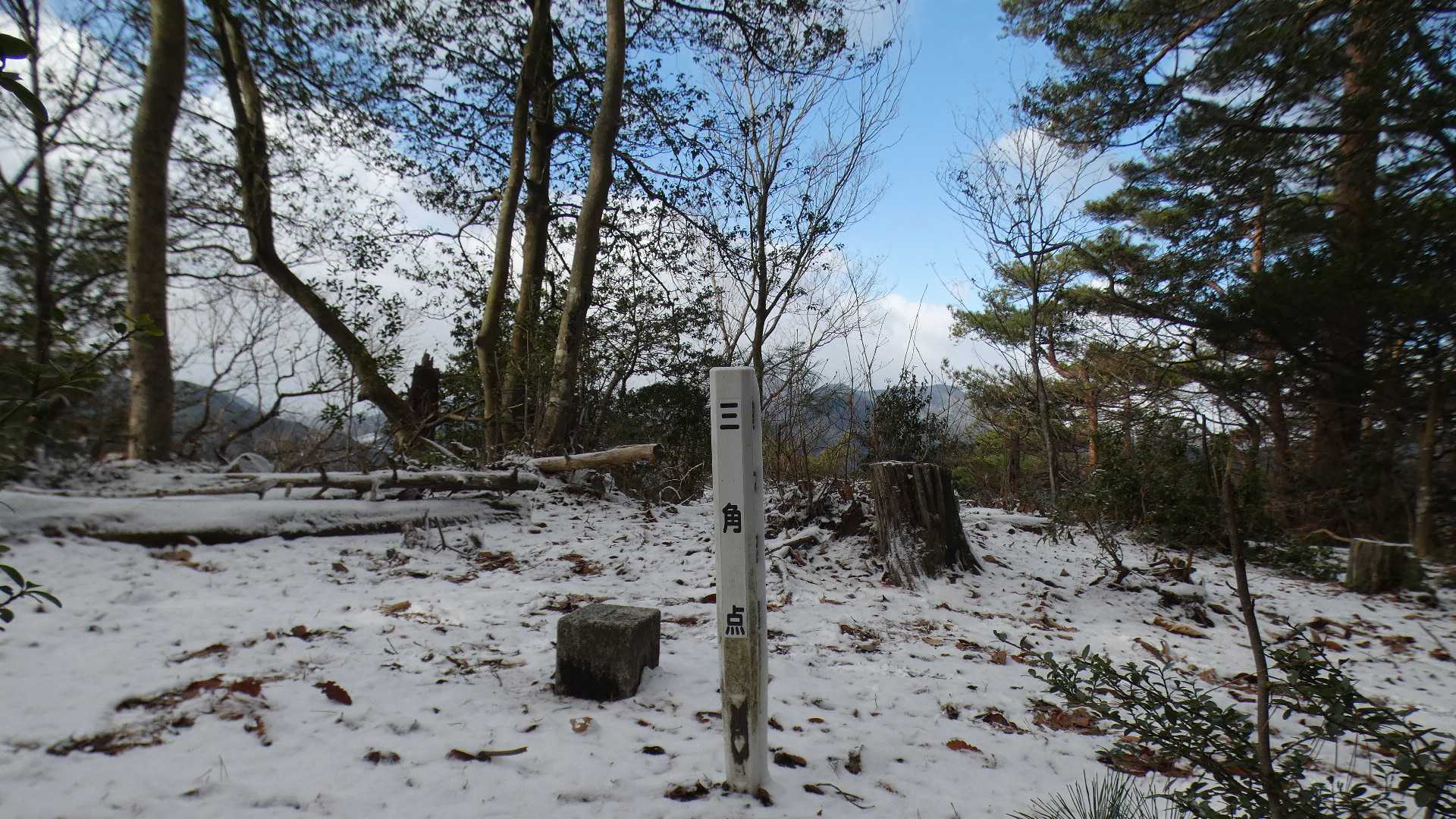 岳山山頂

三等三角点
基準点名：嶽山（だけやま）

この山も　あさきた里山マスターズPart1（認定制度終了）対象の山