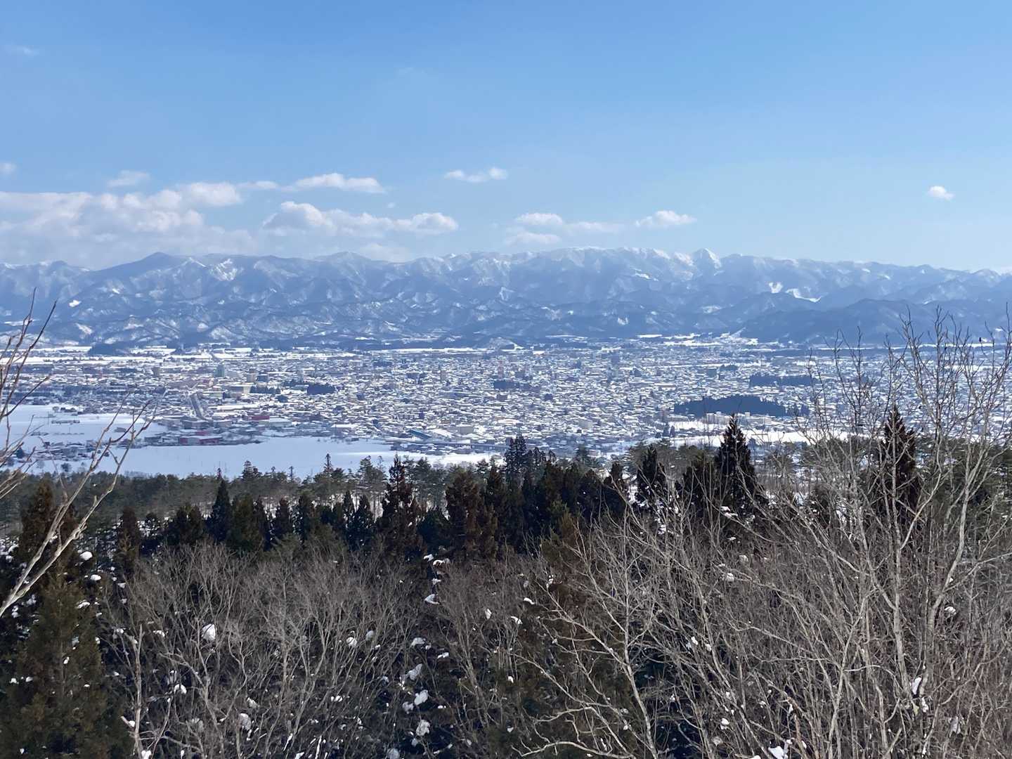石切山🏔山頂からの眺望
(米沢市街地と奥羽山脈🏔🏔🏔)