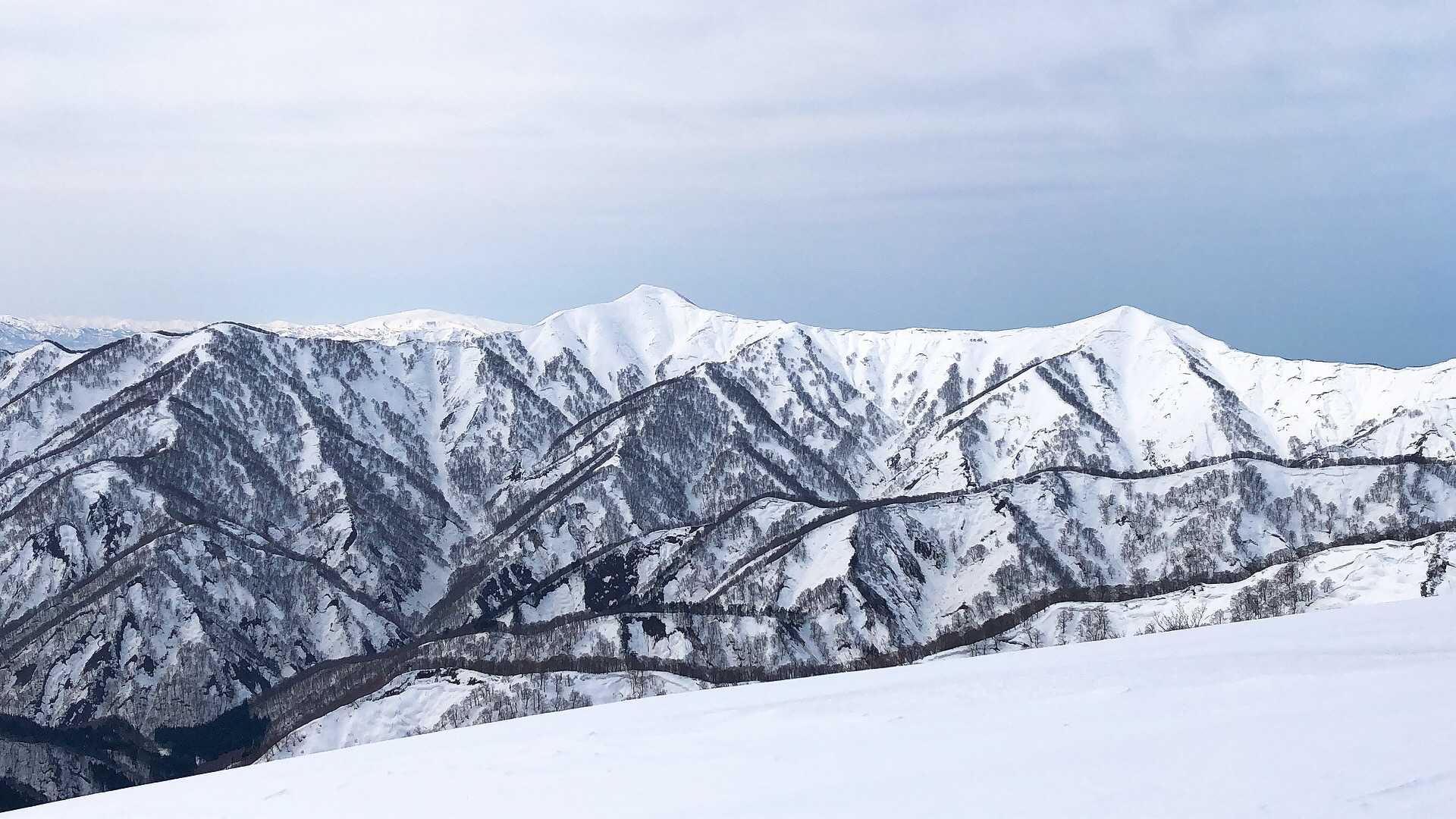 小又山〜天狗森
後ろは月山かな…起伏が強調される残雪期