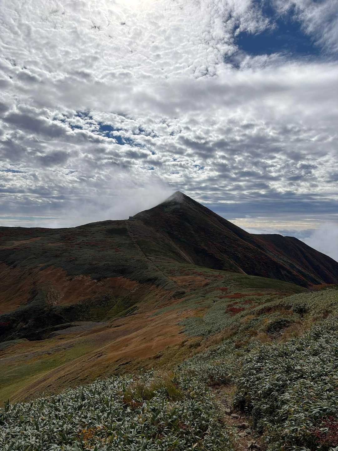 朝日連峰、名水の山行(日暮沢登山口〜西朝日岳〜大朝日岳〜小朝日岳