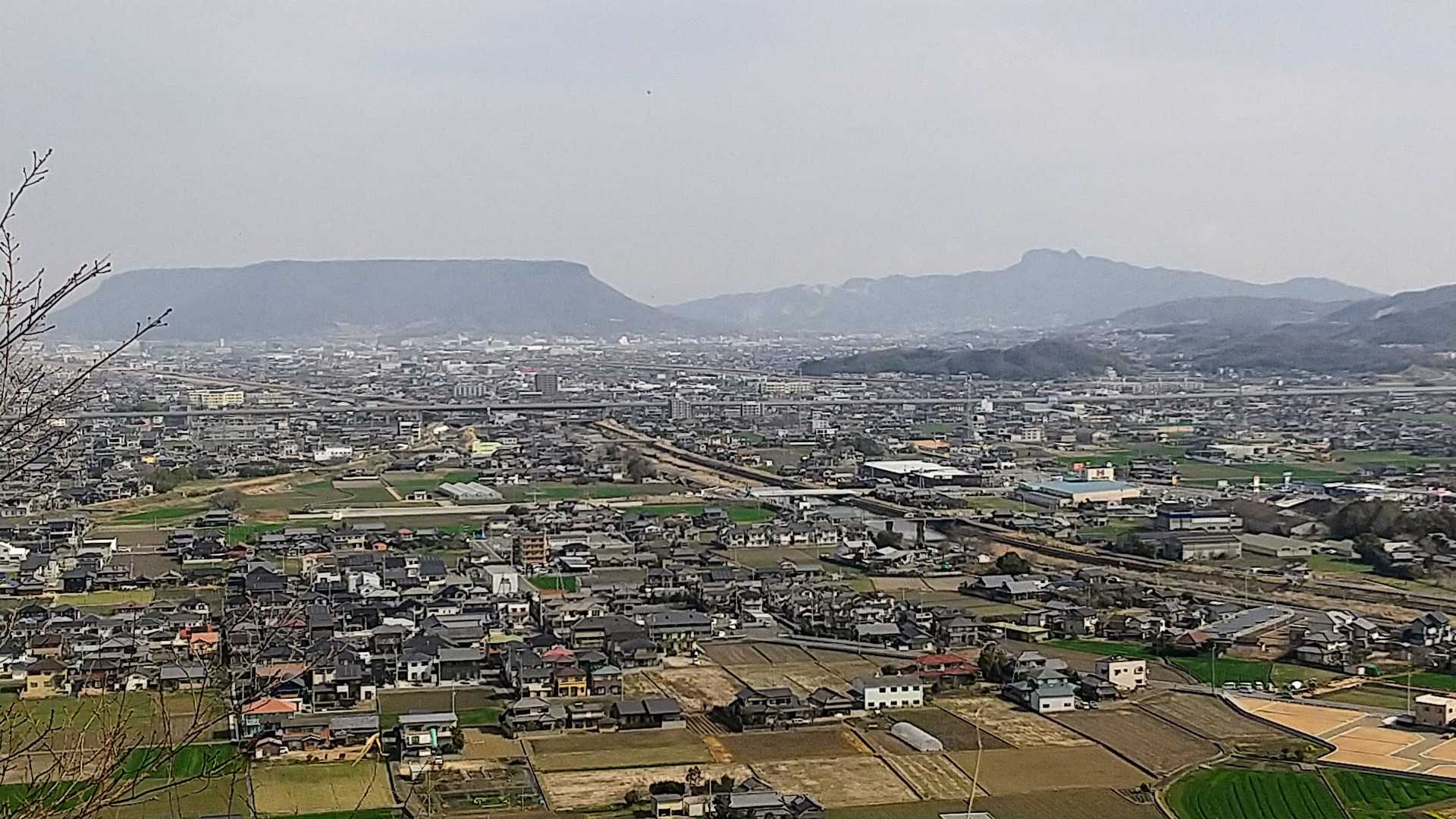 高松市の平野と屋島、五剣山等が見えます。