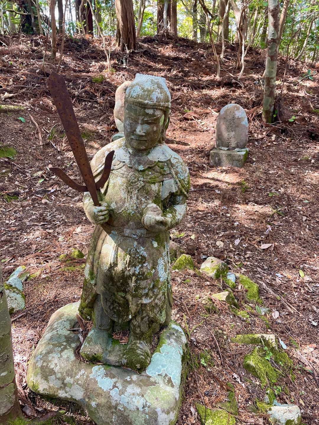 沢山のお地蔵さんや石碑がある中、この鉄製の剣を持ってる像が気になった…  明治の最初から持ってるのかなあ？　　いや朽ちるよね… いつ持たせたのだろう？？？