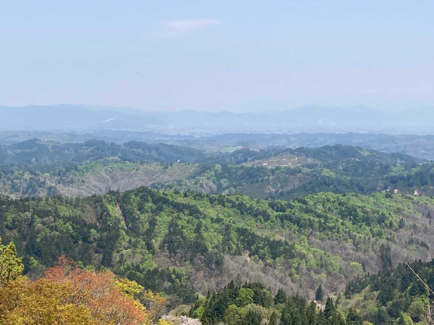 尾幡山⛰山頂からの眺望🏞
南陽市方面(東側)しか望めません😆
残念ながら飯豊連峰方面🏔🏔🏔は
見えません❗️