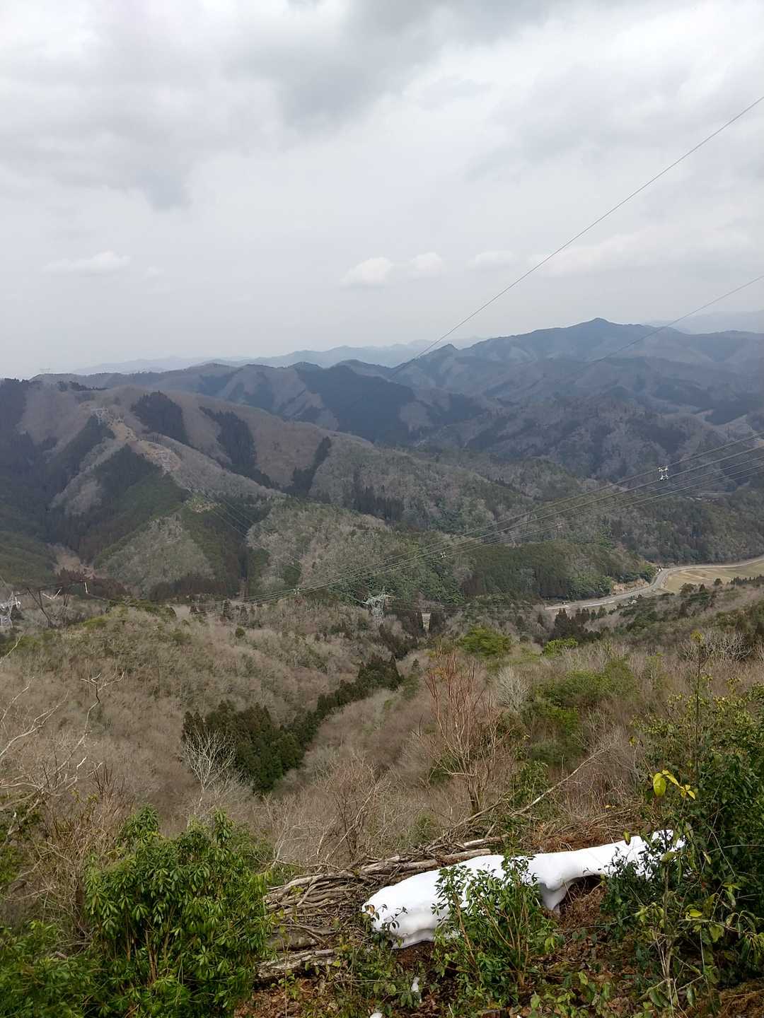 北側は雪が残ってます❄️
五条山へは北側から登る事もできます。むしろそちらが歩きやすいかもですが、残雪を考慮して南尾根ルートにしました😃