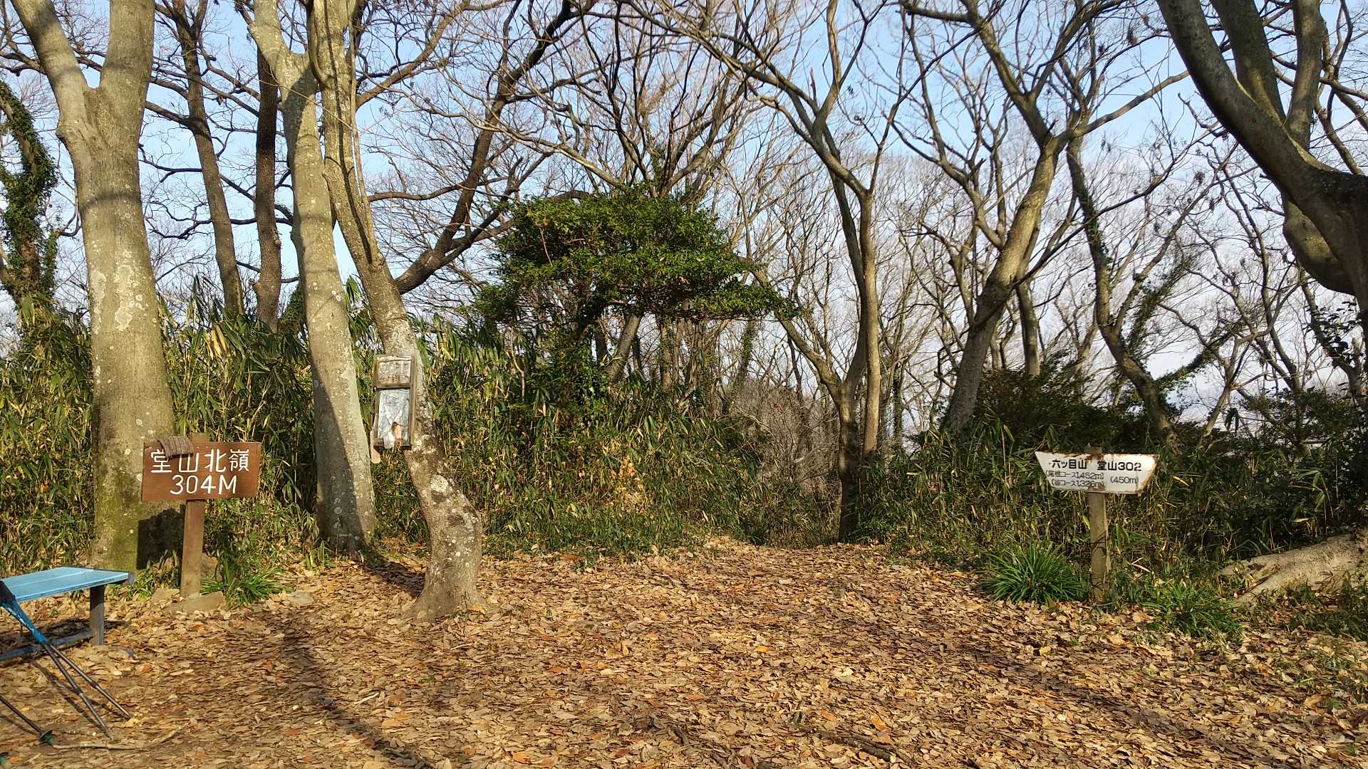 広場右側に六ツ目山への縦走路があります。
尾根コースと谷コースがあり、
私は以前谷コースで赤テープを見失い、とんでもないところを急下降した苦い思い出が😭