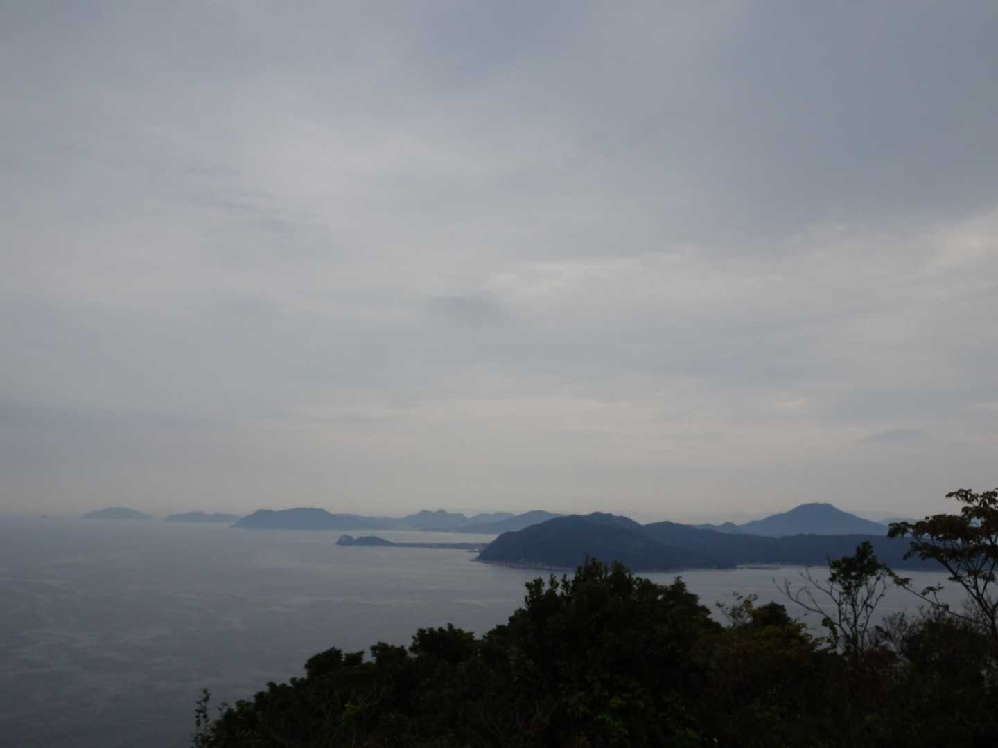 「福岡県は、海があっていいね」て、言われた事があります。
海があるのは当たり前だと思っていました。
私は長崎県出身なので😌✋
全て当たり前な事ってないのですよね。
はい。このくもり空も感謝〜。。