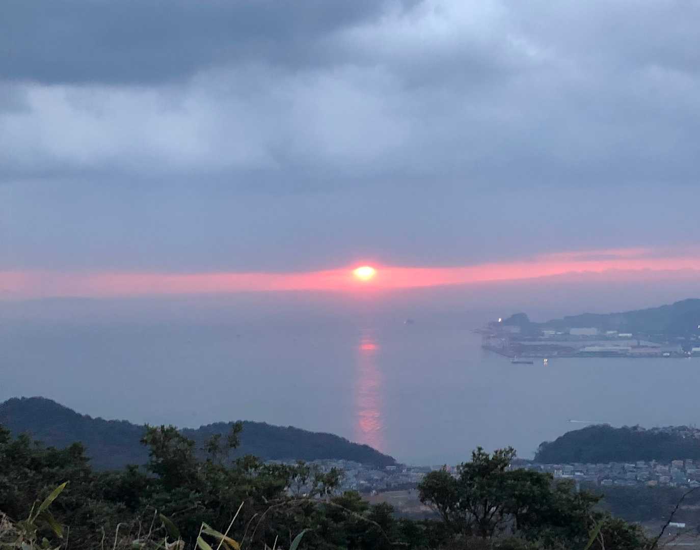 あぁ、光の道が私たちへ続いてる✨
と、たまにはロマンチックに😉
そして太陽は雲の中に・・