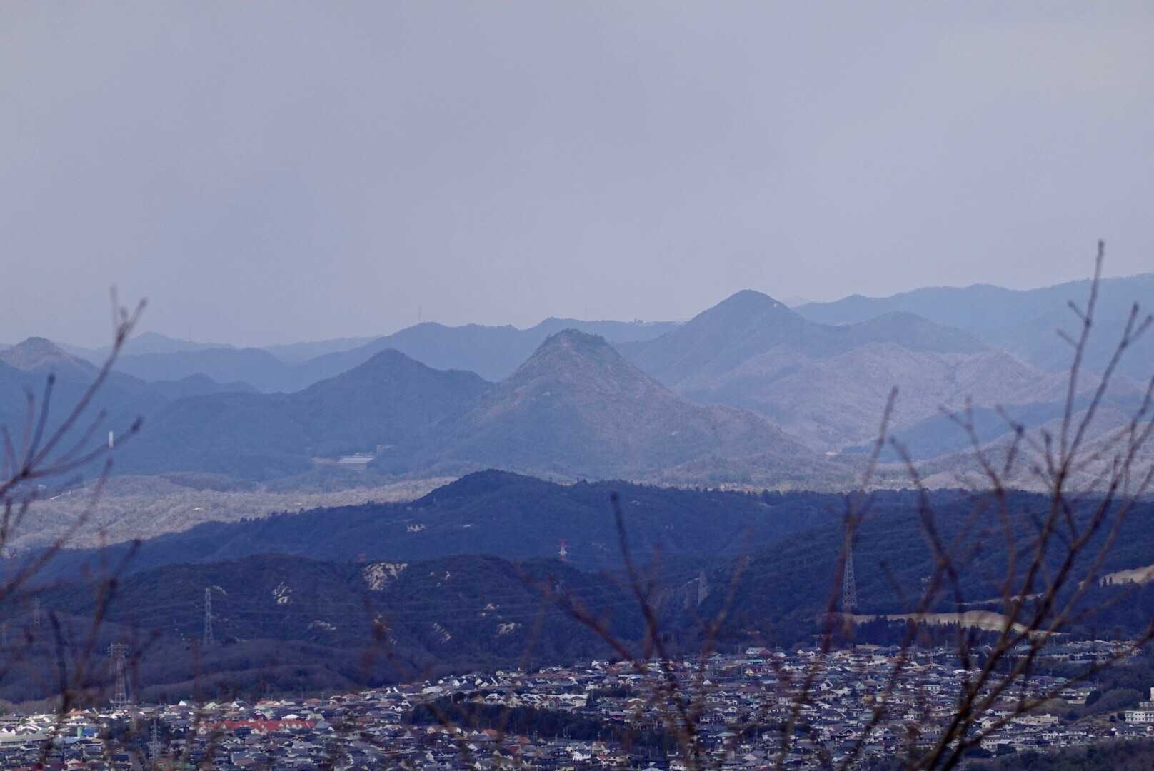 落葉北西峰からの眺め👀
真ん中が有馬富士🗻　ここならハッキリ分かる😏