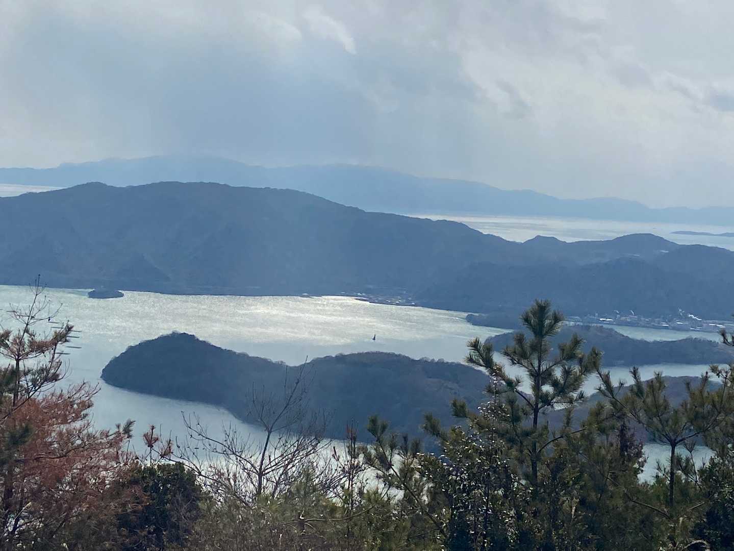 山頂からの展望
手前が前島。