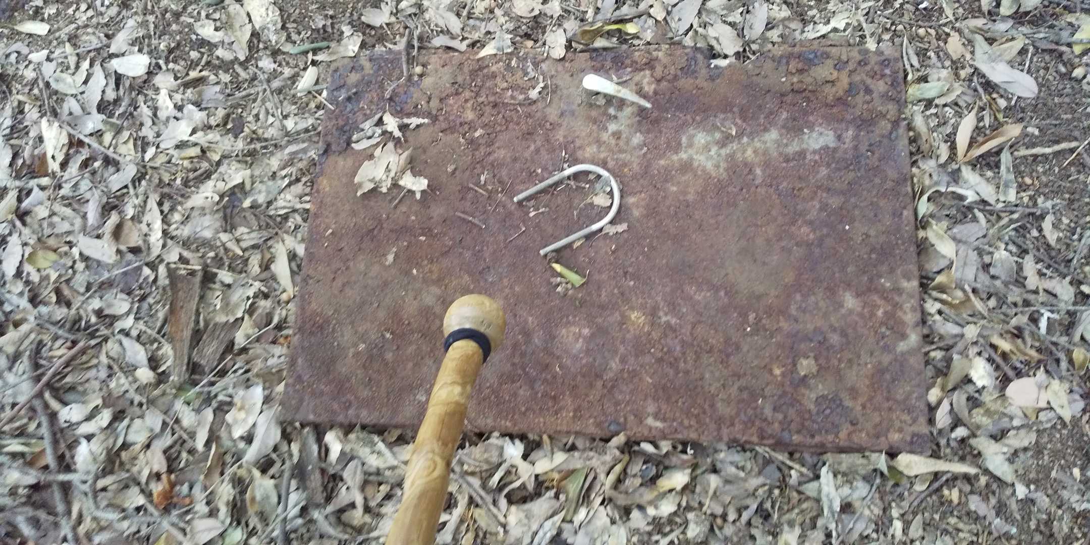 山頂付近には地下秘密基地への扉がありました。

もちろん、開けて確認はしてません。