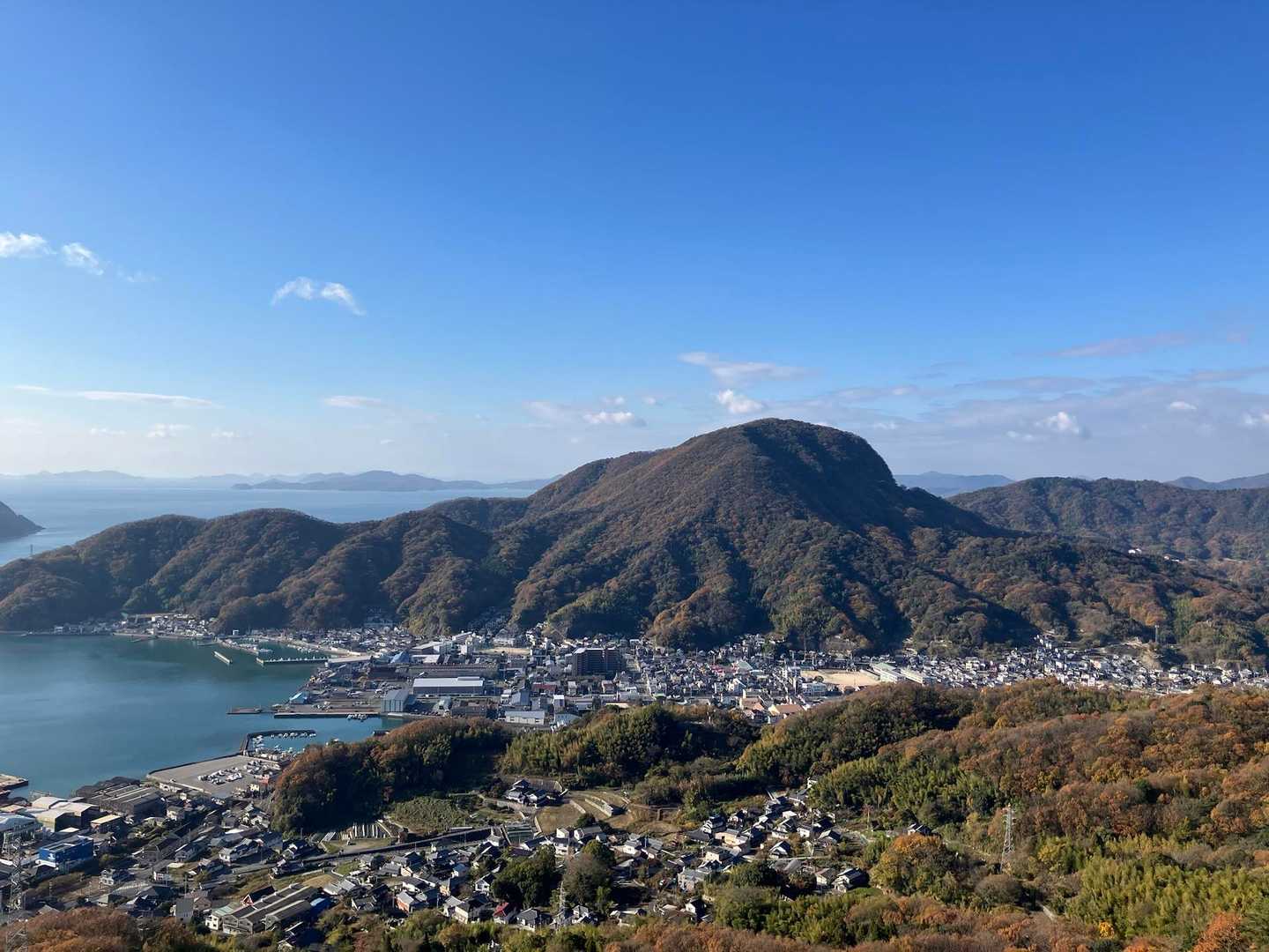 あのえぐい角度のヘンテコな山
螺山、白岳山の方
落ち葉でみんな滑ってたよなー