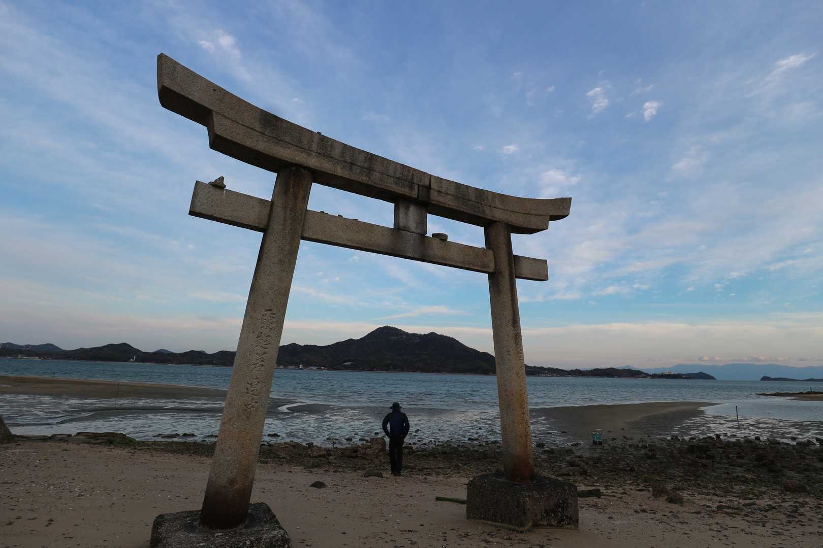 道を進んで行くと、ランドマークを過ぎて神社に出ました。

その先の鳥居です✨