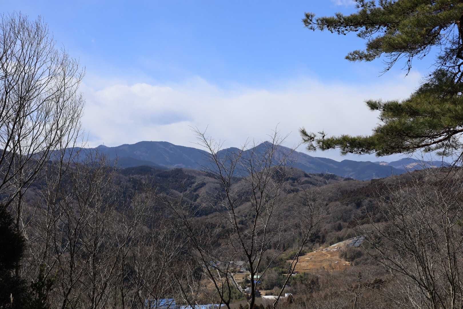 大日山から
笠山と堂平山