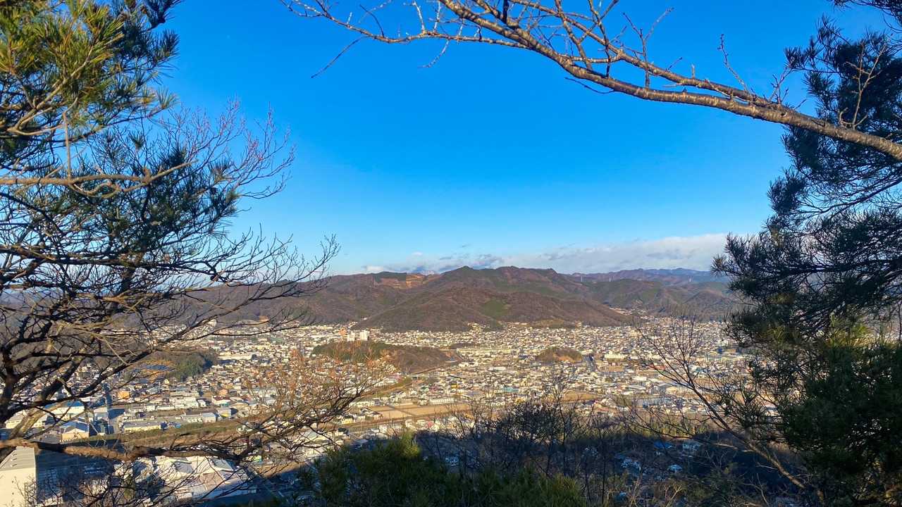 天道山からの眺め　両崖山、大岩山が良く見える👀
