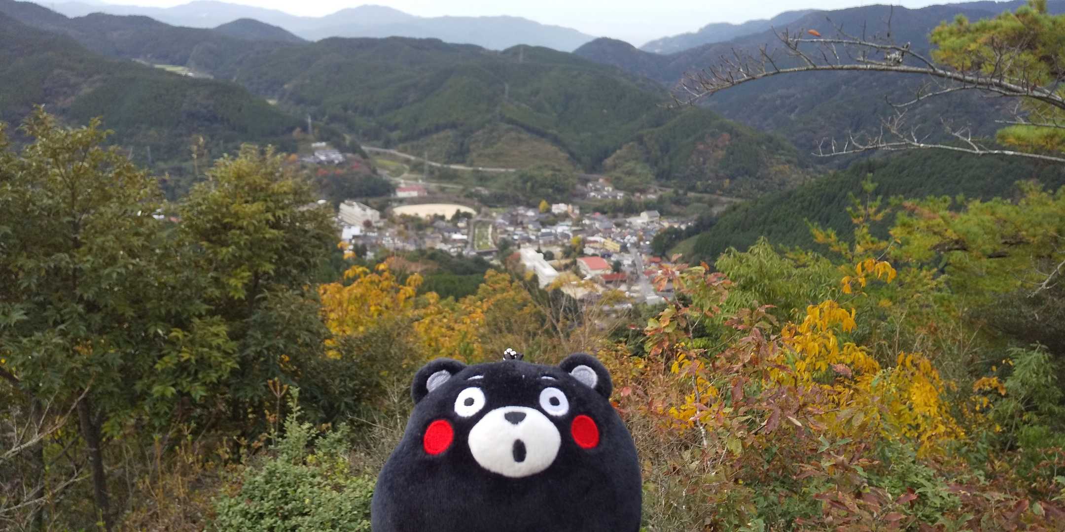 古湯温泉街と各山々。

天気がよければくじゅう連山まで見えると。
(この日は曇天☁️)