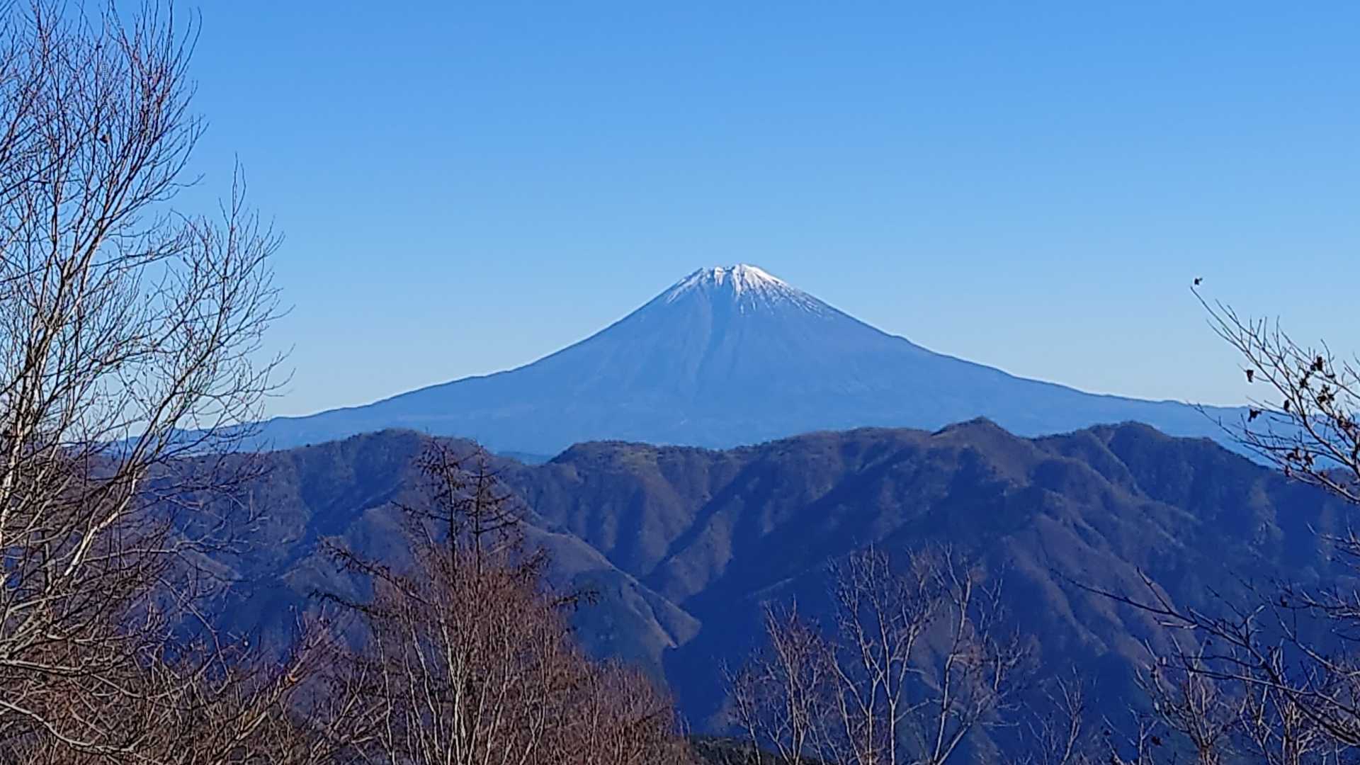 手前は安倍東山稜。右の方で尖っているのが大光山（おおぴっかりやま）。