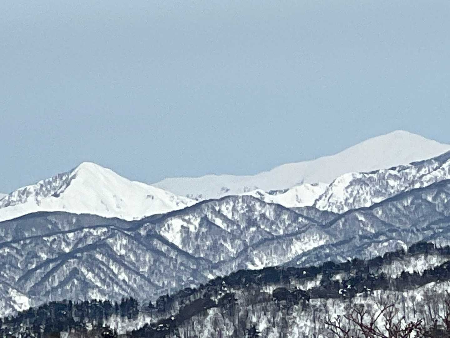 光兎山と後ろは朝日連峰の何かな❓🤔