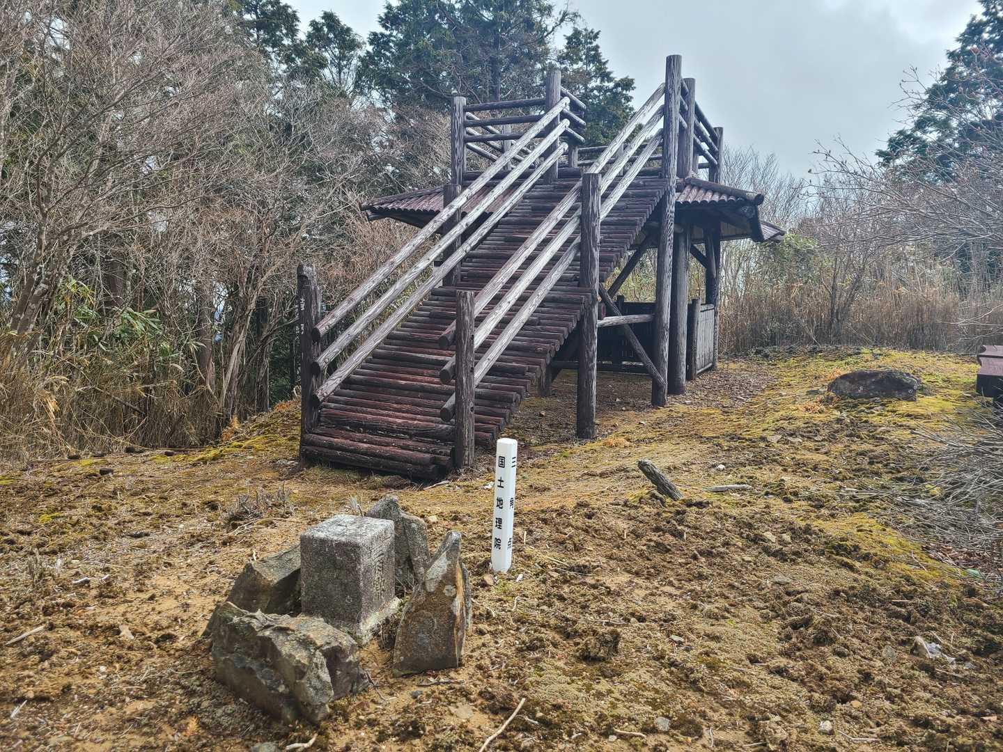 そしてすぐに、装束山（1082m）
一等三角点◎
ここが野根山街道の最高点。
