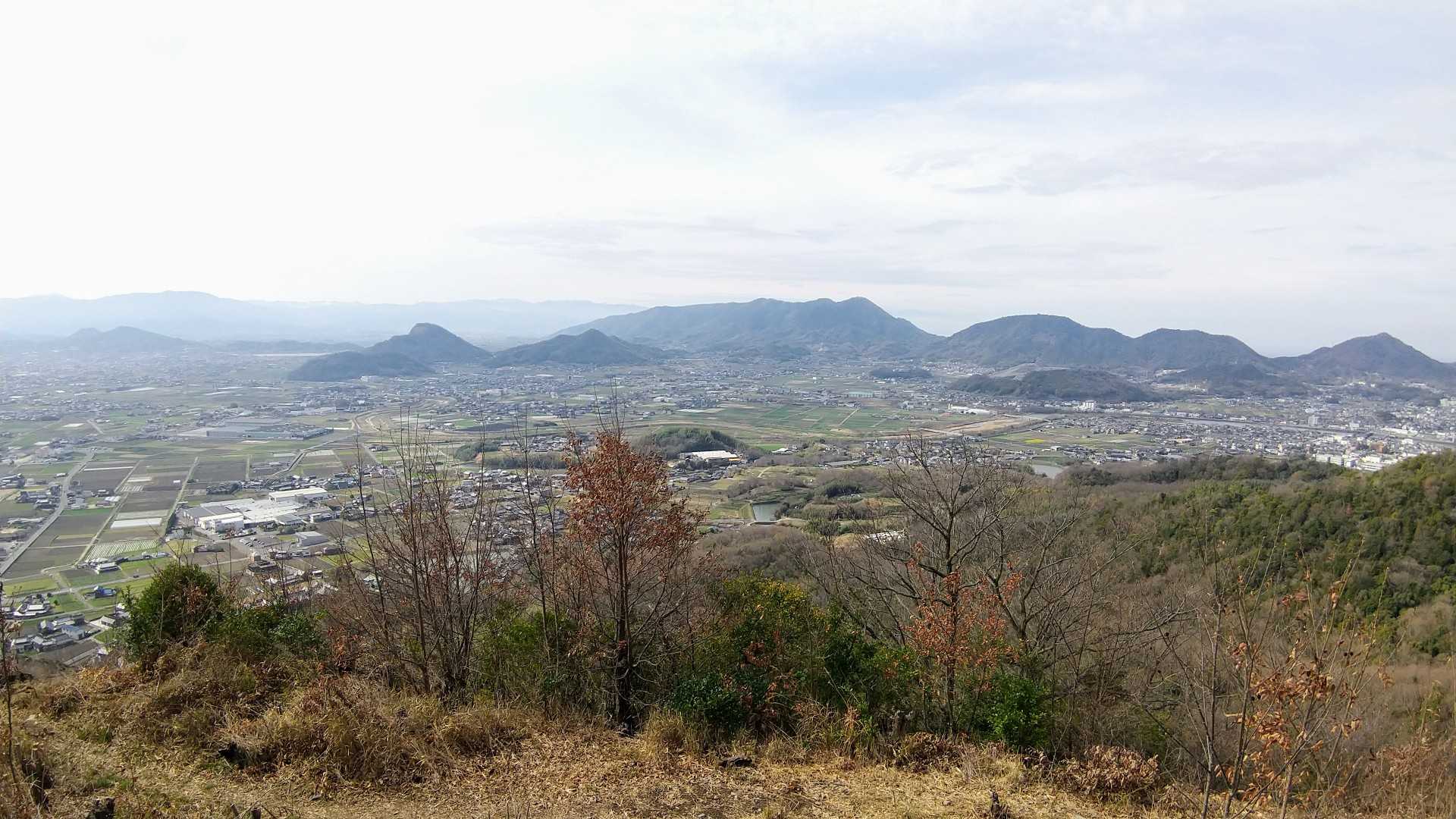 そこから見た三豊平野に

高瀬富士や志保山や山条山等々