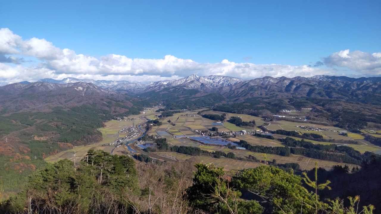 山頂先の展望台より。