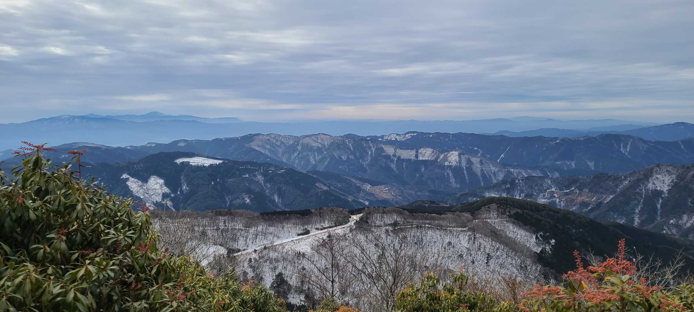山頂からの眺めです
左側にハートの形が！
そのハートの下が林道と登山口になります
