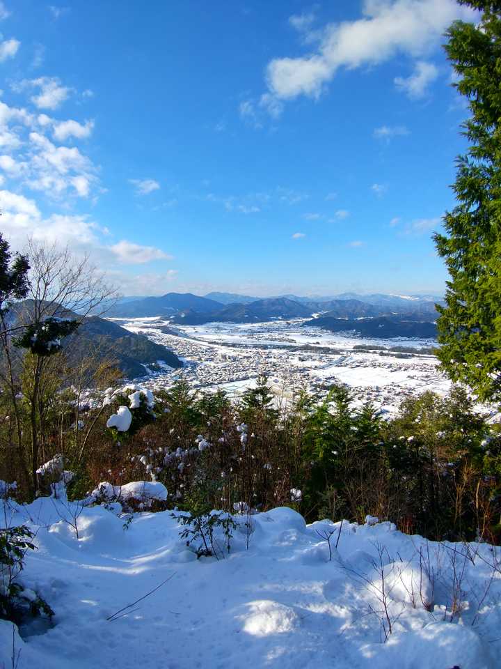 正面に鳥ヶ岳が綺麗に見えてます☺️
雪と青空は美しい✨😆
この先へ進みます☺️