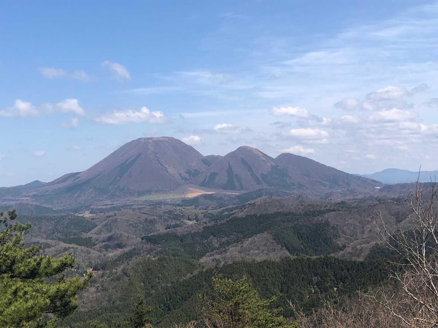 「男三瓶」と「子三瓶」の間から、「女三瓶」も見えている😳

一家勢揃い😁

景色を堪能したので、下山します

おつかれ山⛰