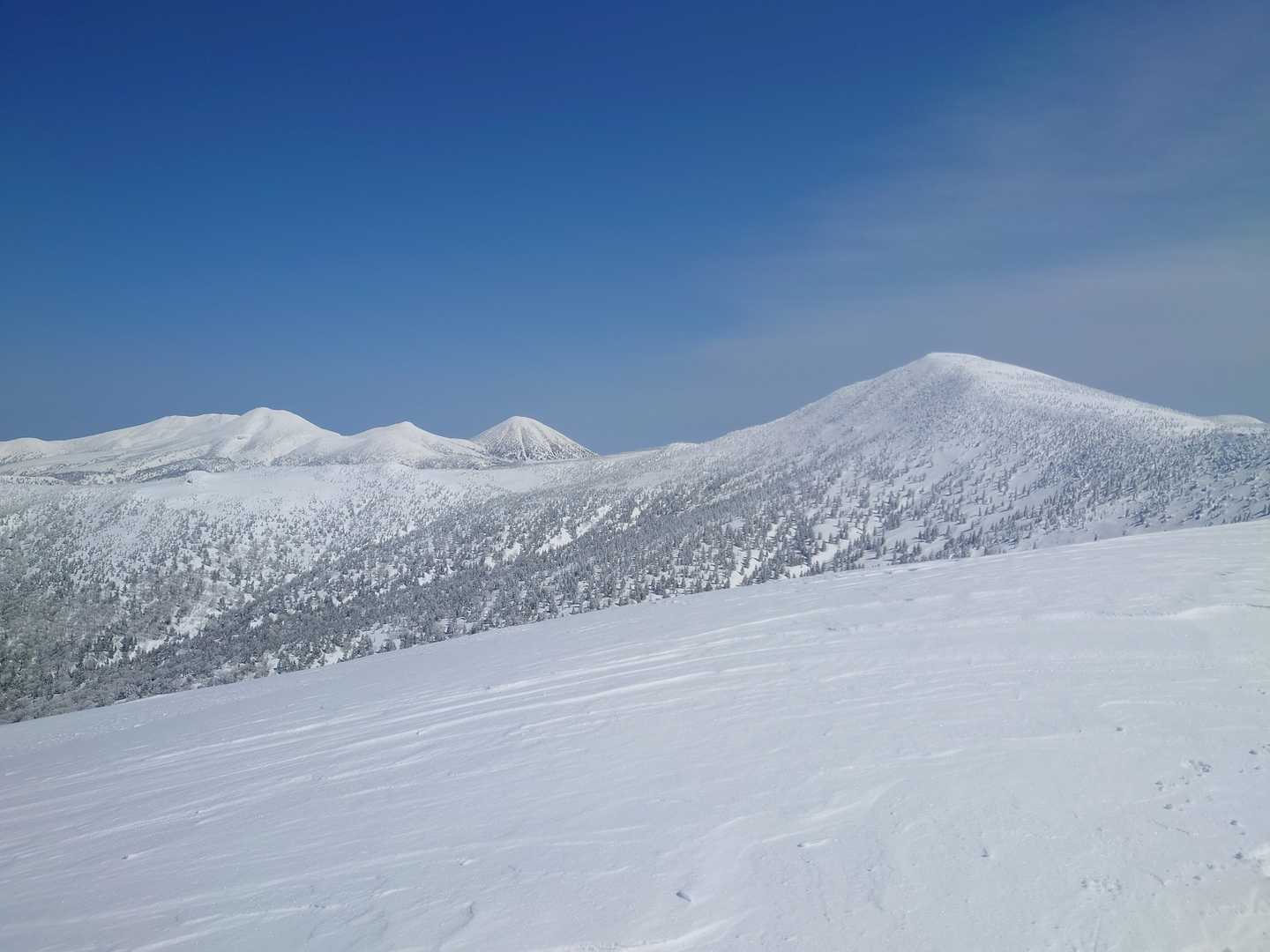 北八甲田と櫛ヶ峯がひとつのフレームに。
ここからしか見れない景色。
