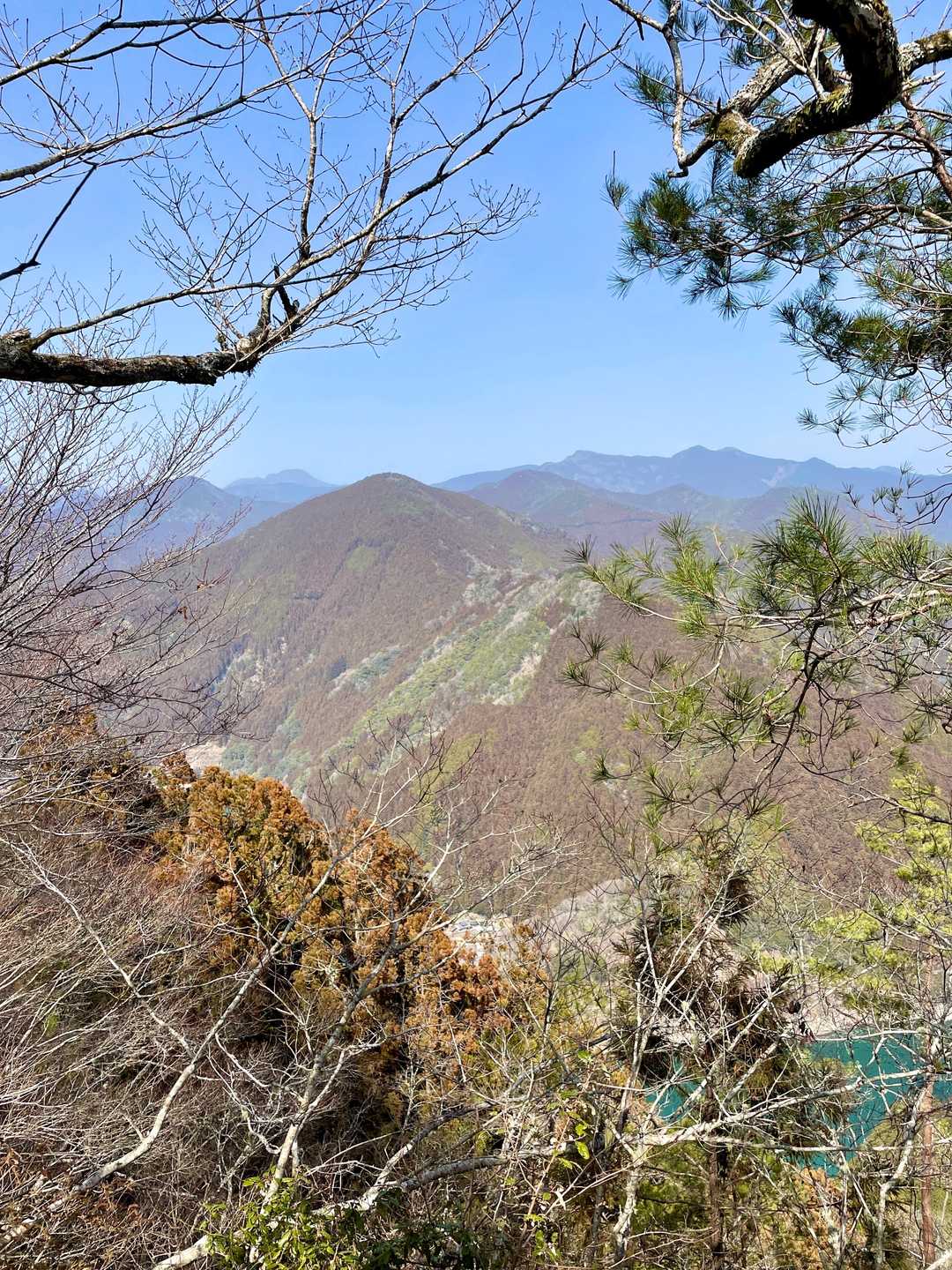 景観もまずまずなのですが、ここで悲しいお知らせ
現在でも上半部(山頂付近ね)に崩壊の余地アリとのこと😱　　雨天時は勿論、雨天後や台風後は登るのは控えましょう！