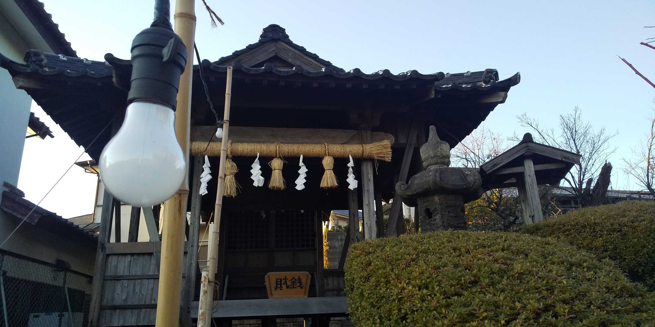 元旦なので、ライト💡しめ縄、ミカンなど供えられてます。