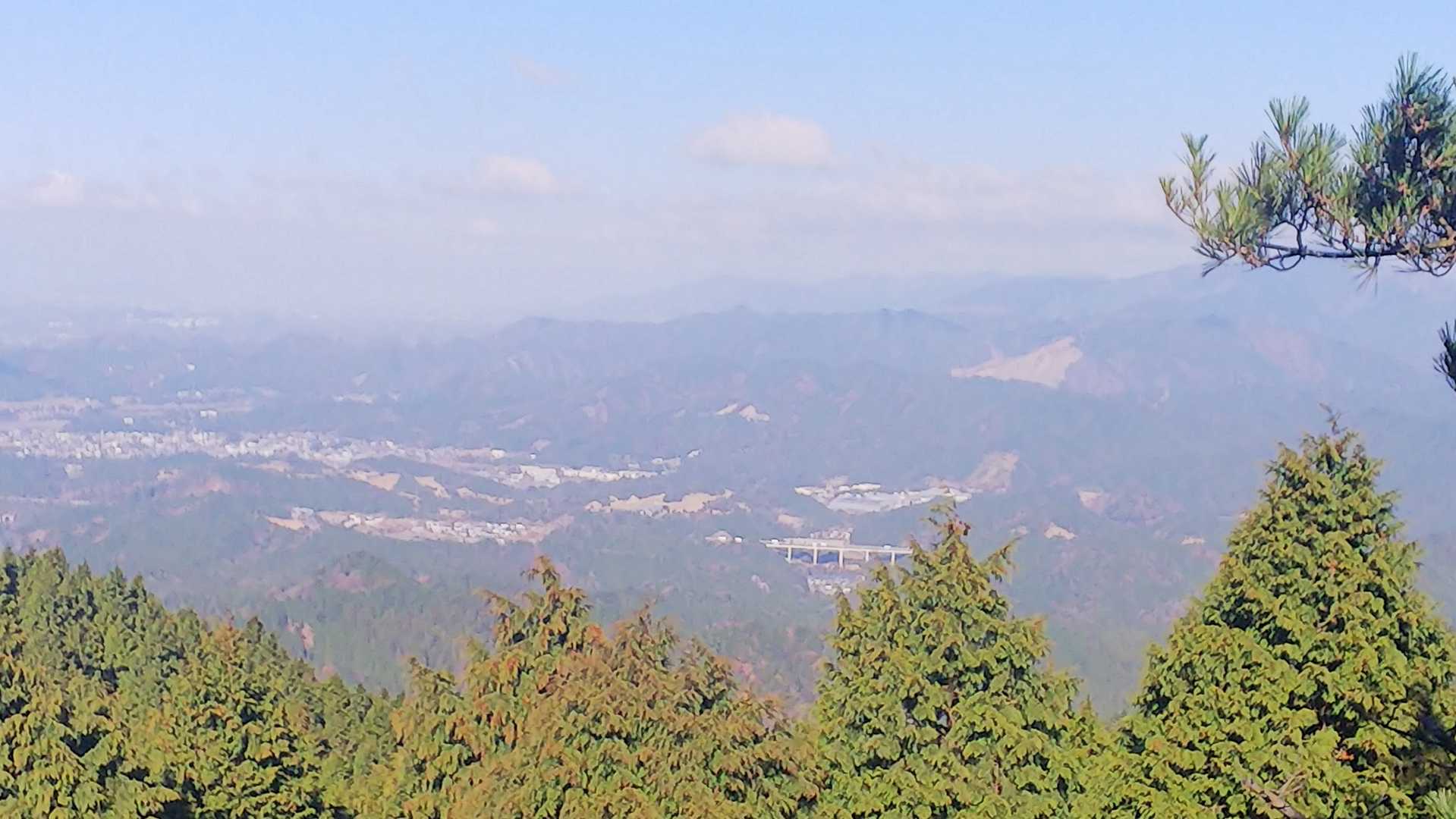那須ヶ原山に到着。甲賀町と土山町の眺望。新名神の高架橋も見えます❗️