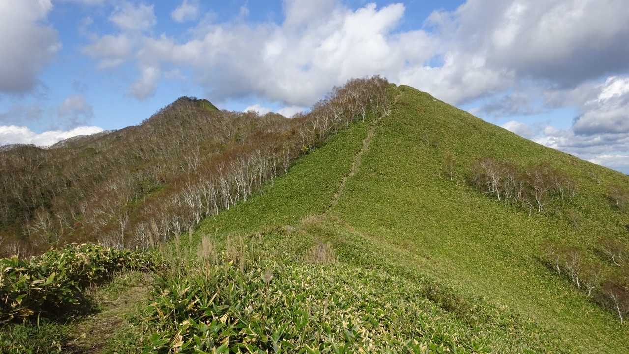 稜線歩いて左の山頂へ