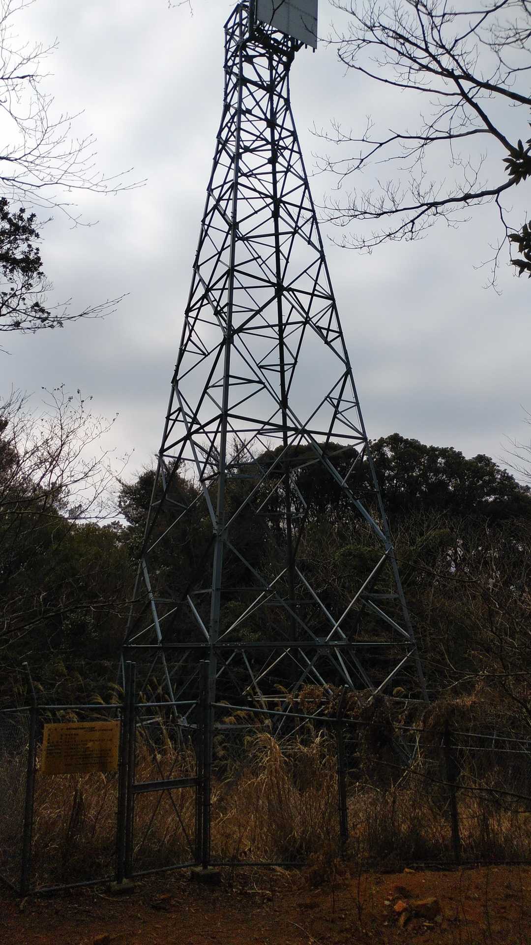 展望無し、しかも山頂標識の前には、電波塔、残念な山頂だな～