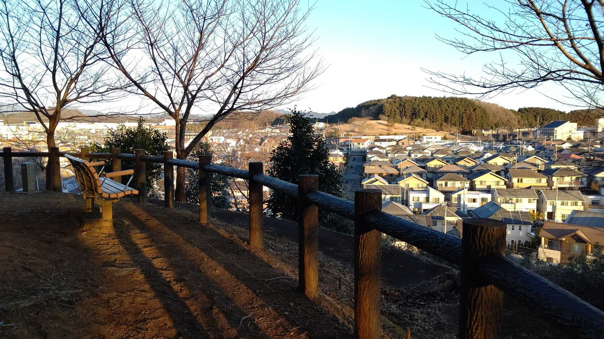 10夕日山。
夕日山から朝日山を望む。ベンチは北東を向いているのできっと夕日は見えません。
