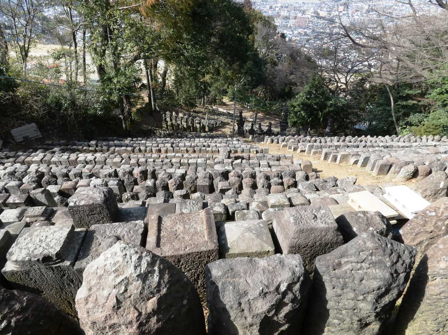 😚この墓石群は４０００体以上あるそうです。

😅ありがた山の由来は、戦前に東京の廃寺などに放置されていた無縁仏や石仏などを、この地に運んだそうです。その無縁仏の墓石を運ぶときに、「ありがたや、ありがたや」と唱えながら運んだことから「ありがた山」の名がついたそうです。