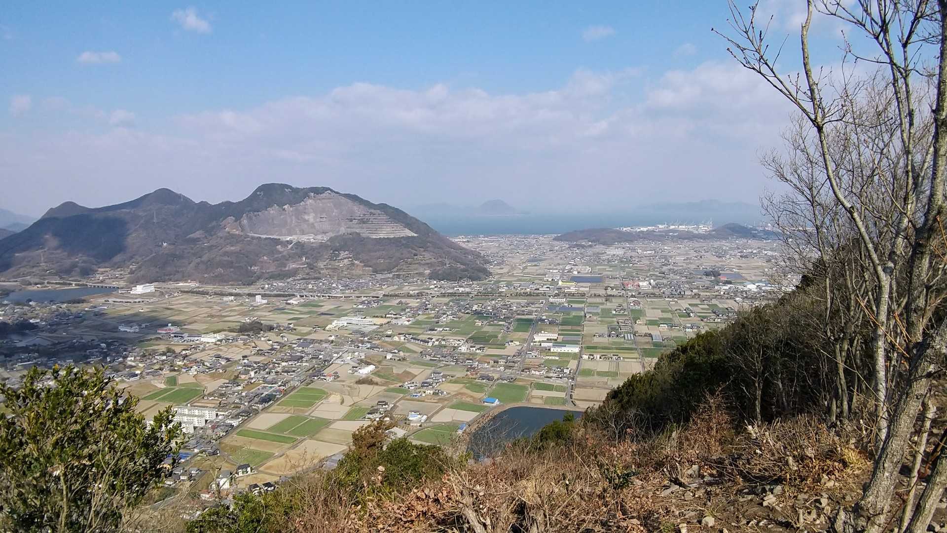 筆ノ山からの眺め

正面に天霧山と瀬戸内の海