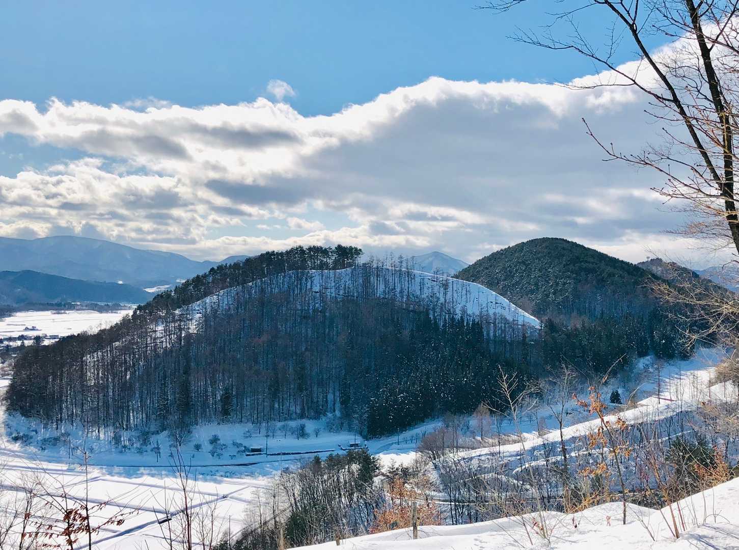 端折って山頂の写真から失礼します。
こちらの見立森山頂までは冬山ならではのショートカットのおかげで急登&藪漕ぎの連続でした。更に柔らかい雪のせいで何度も脚全体まで埋まりもがきながら登頂したので写真は撮れませんでした。
相方も私も疲れ果てたのでここで軽めの昼食を摂りました。次に攻める小鉢森山を見つめながら…