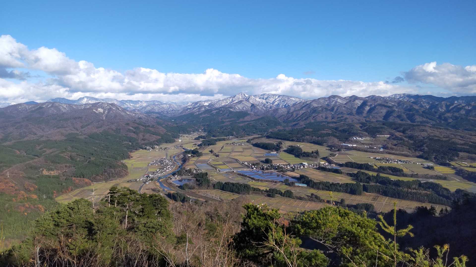 山頂先の展望台より。