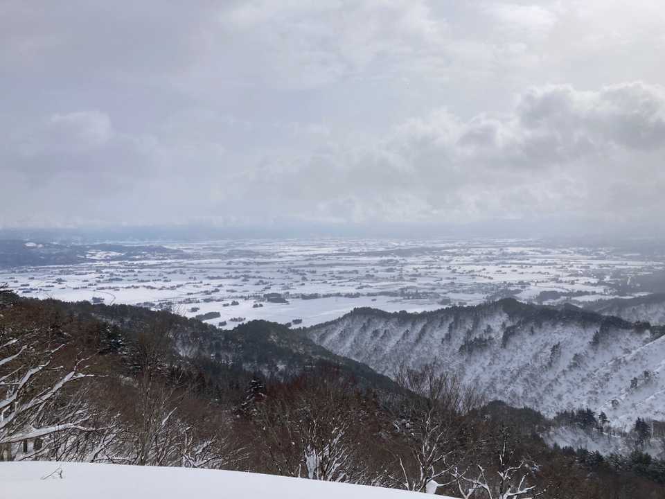 山頂付近展望台からの眺望🏞(置賜盆地)
ここで山談義🗣話が弾む🎶弾む🎶