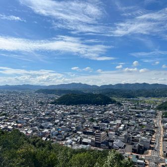 カホナンズピークきた。昨日走った各務原アルプス。こっちから見ると関南アルプス。北と南で綺麗に２本になってるんだから、各アと関アで分ければいいんじゃないかなー？おそらく確執がある気がする…😅