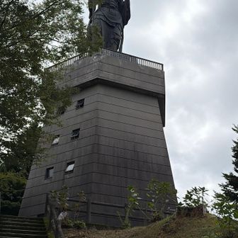 毘沙門天の足元が展望台
快晴のはずが､雲多しで祖谷側の山の展望悪し😆