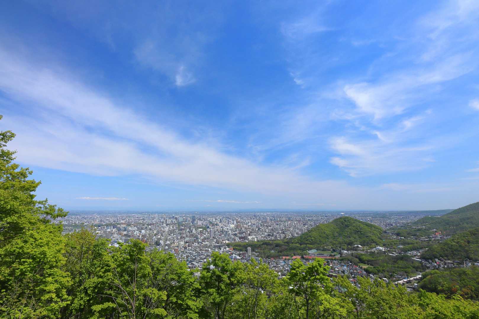 札幌の街と青空