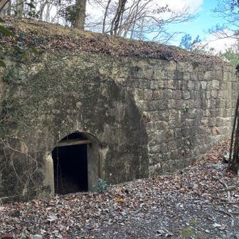 お〜上まで来たら一気に軍事史跡になった