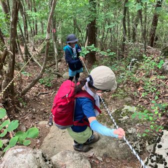 今日は下山後の予定もあるのでいざ下山！
なかなかの急坂なのでロープで慎重に🪢
