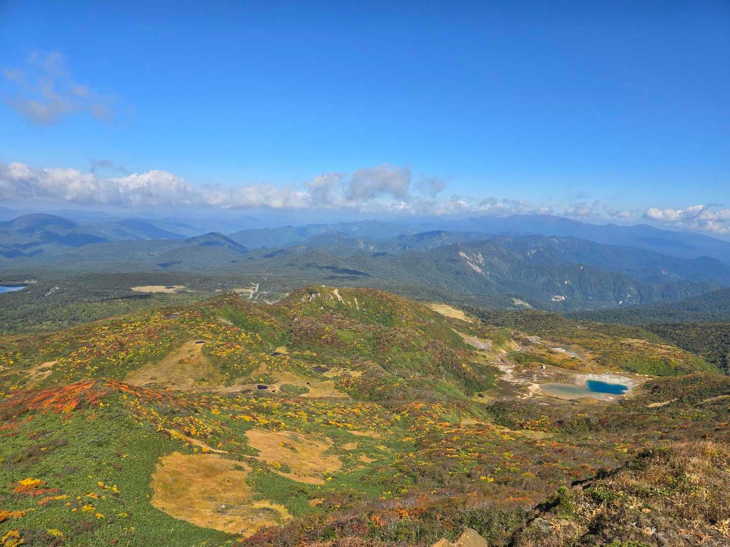 昭和湖付近は黄色っぽい感じ