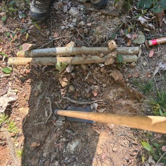 杭を打って横木を付けて山鍬です土を削って固定した